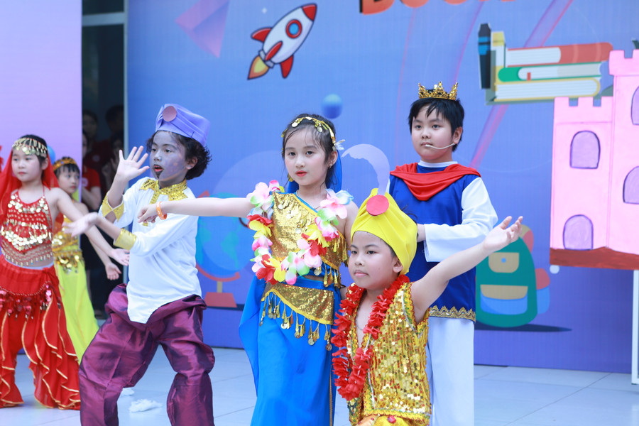 Câu chuyện "Aladanh và cây đèn thần" được học sinh khối 3 thể hiện sinh động. Câu chuyện "Aladanh và cây đèn thần" được học sinh khối 3 thể hiện sinh động.