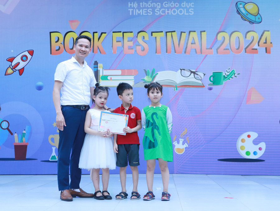 Thầy Hiệu trưởng Nguyễn Duy Khuê trao giải Triển vọng cho đội thi khối 1. Thầy Hiệu trưởng Nguyễn Duy Khuê trao giải Triển vọng cho đội thi khối 1.