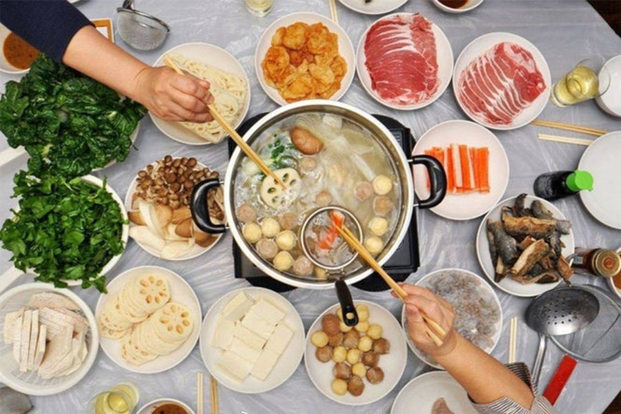 Các nguyên liệu phổ biến trong món lẩu như cá viên, mực viên, thanh cua và thịt viên đều là những thực phẩm chế biến sẵn có hàm lượng natri cao. (Ảnh: ITN) Các nguyên liệu phổ biến trong món lẩu như cá viên, mực viên, thanh cua và thịt viên đều là những thực phẩm chế biến sẵn có hàm lượng natri cao. (Ảnh: ITN)