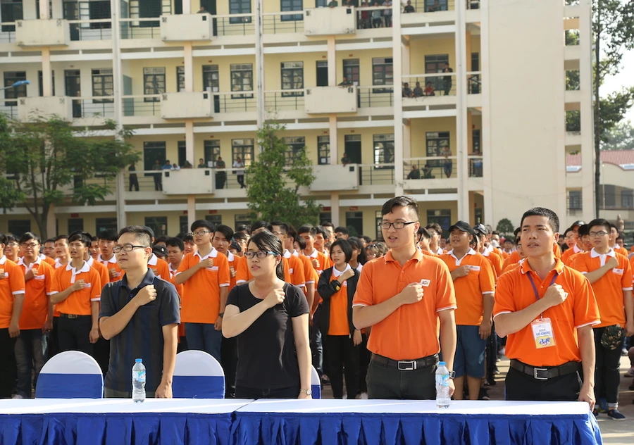 Nghi thức chào cờ trong ngày hội