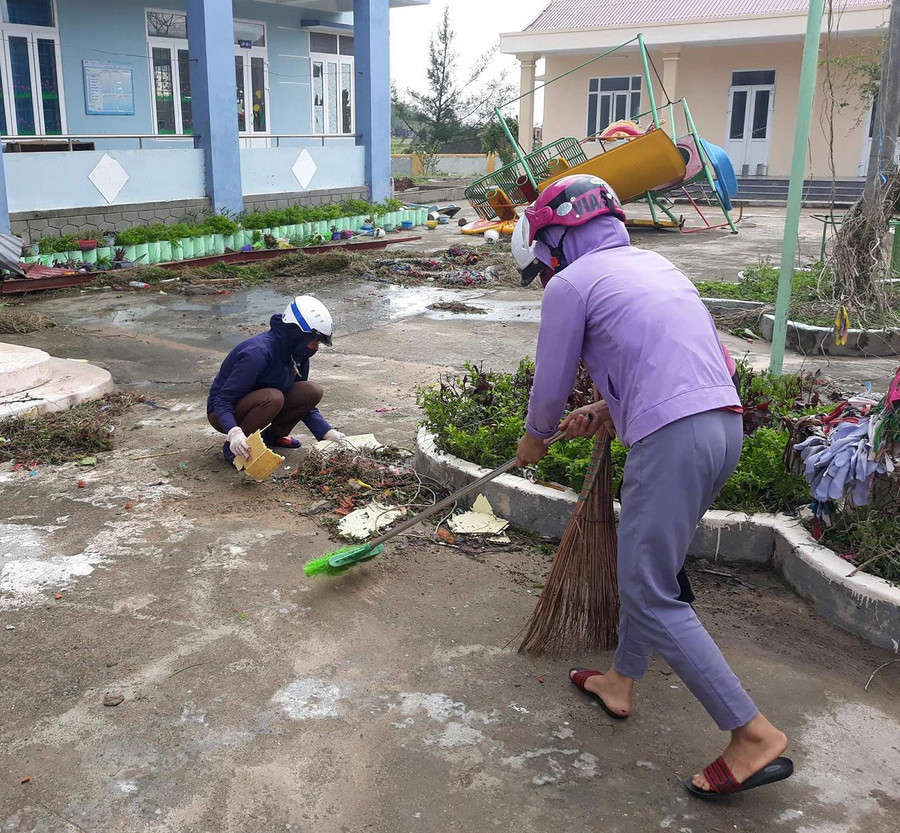 Giáo viên dọn vệ sinh sau bão