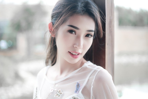 Năm 2017, Khổng Tú Quỳnh làm khán giả ngạc nhiên với một sự "lột xác" tiếp theo cùng MV cuốn hút và giai điệu bắt tai "Yêu em và hãy như lời anh hứa".