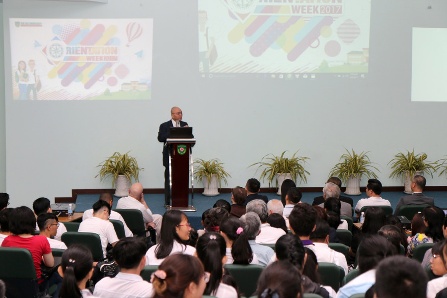 GS Thạch Nguyễn, Quyền Hiệu trưởng, kiêm Trưởng khoa Y - Trường TTU trong buổi khai giảng năm học mới.