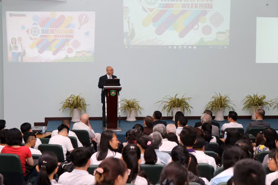 GS Thạch Nguyễn, Quyền Hiệu trưởng, kiêm Trưởng khoa Y - Trường TTU trong buổi khai giảng năm học mới.