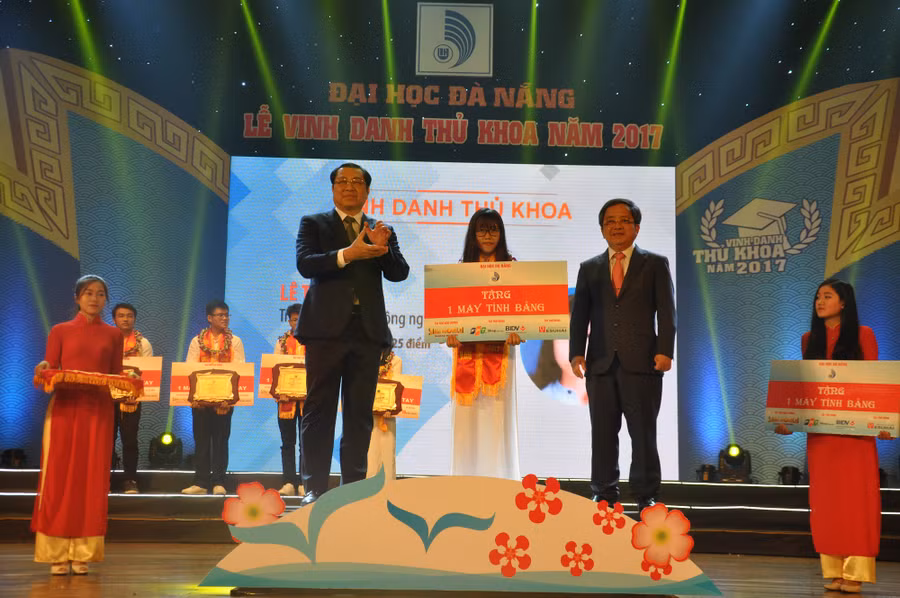  Ông Huỳnh Đức Thơ – Chủ tịch UBND TP Đà Nẵng, GS.TS Trần Văn Nam – Giám đốc ĐH Đà Nẵng vinh danh sinh viên đạt thành tích thủ khoa năm 2017