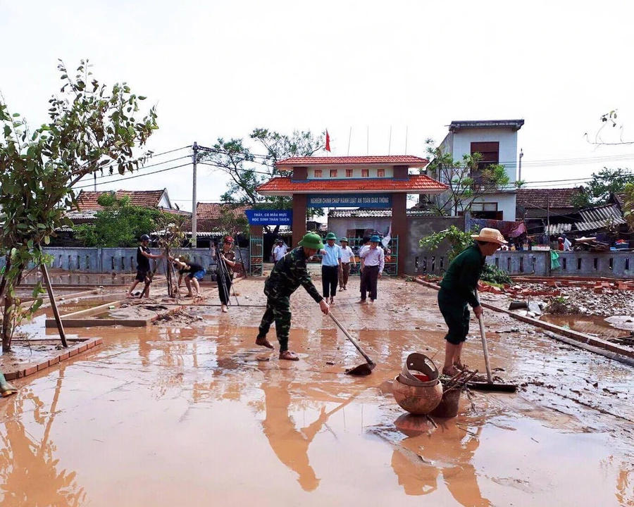 Đoàn thể các cấp chung tay dọn dẹp trường lớp để học sinh sớm đến trường. 