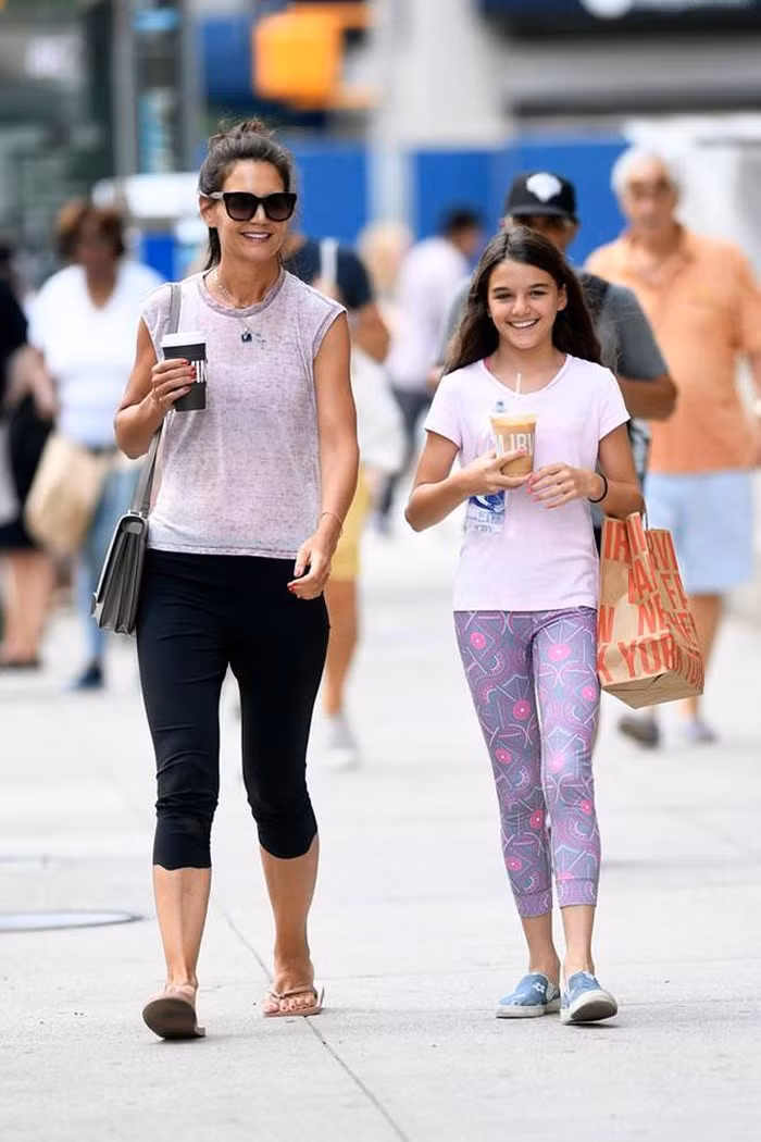 Không còn là “công chúa nhỏ” của Hollywood, Suri Cruise cao ráo, ra dáng thiếu nữ khi dạo phố ảnh 6 Không còn là “công chúa nhỏ” của Hollywood, Suri Cruise cao ráo, ra dáng thiếu nữ khi dạo phố ảnh 6