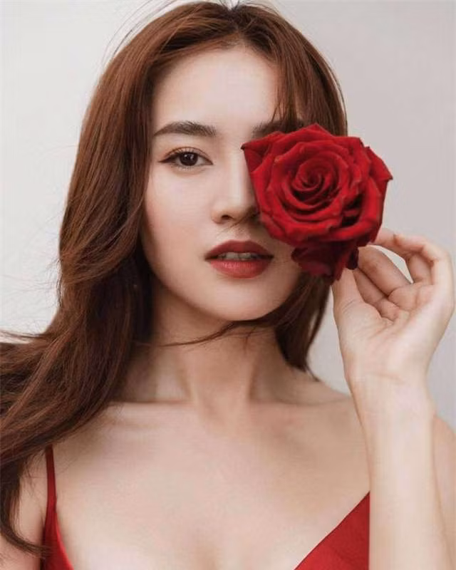  Ninh Dương Lan Ngọc được đánh giá là nàng ngọc nữ mới của làng điện ảnh Việt bởi khả năng diễn xuất giỏi, nét duyên dáng đáng yêu cùng khí chất riêng hiếm có. Bên cạnh đó, vẻ đẹp của mỹ nhân sinh năm 1990 được đánh giá là xinh đẹp, trong trẻo không thua kém bất kì người đẹp nào trong showbiz Việt. 