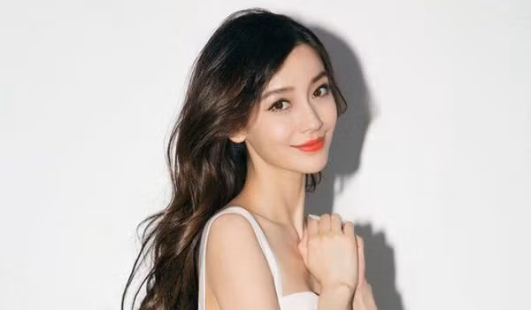 Địch Lệ Nhiệt Ba dẫn đầu top nghệ sỹ bị bàn tán tiêu cực trên Douban ảnh 5 Angelababy hình tượng từ trước đến nay không hề tốt, bị dân mạng nhắc đến như một thảm họa diễn xuất hay chuyện tình cảm ngôn tình, đậm chất khoa trương với Huỳnh Hiểu Minh
