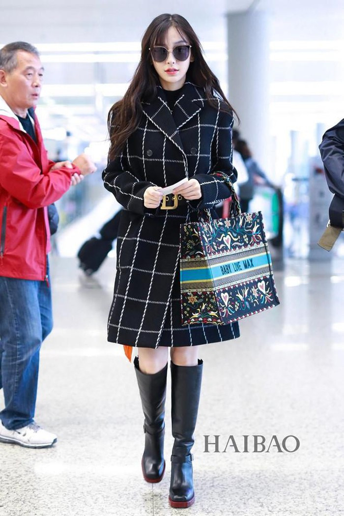 Angelababy xuất hiện đẳng cấp, ngập tràn hàng hiệu tại sân bay ảnh 13 Angelababy xuất hiện đẳng cấp, ngập tràn hàng hiệu tại sân bay ảnh 13