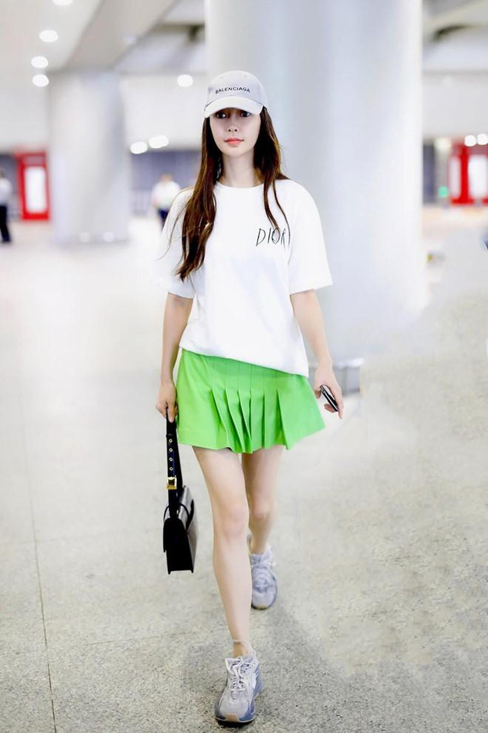 Angelababy xuất hiện đẳng cấp, ngập tràn hàng hiệu tại sân bay ảnh 14 Angelababy xuất hiện đẳng cấp, ngập tràn hàng hiệu tại sân bay ảnh 14