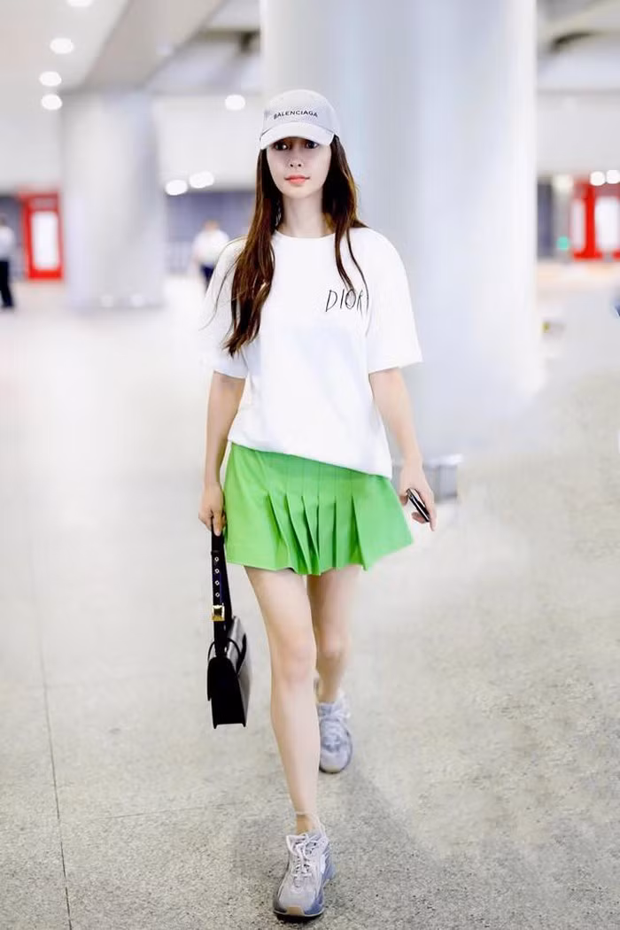 Angelababy xuất hiện đẳng cấp, ngập tràn hàng hiệu tại sân bay ảnh 14