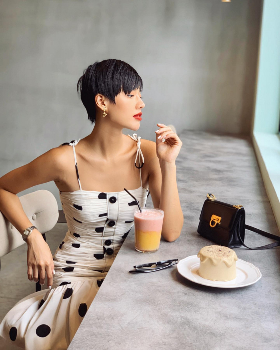 Mẫu váy này có gì hot khiến Quỳnh Nga, Hà Hồ và loạt sao Việt yêu thích? ảnh 7 Empty