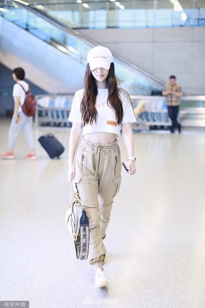 Angelababy xuất hiện đẳng cấp, ngập tràn hàng hiệu tại sân bay ảnh 5