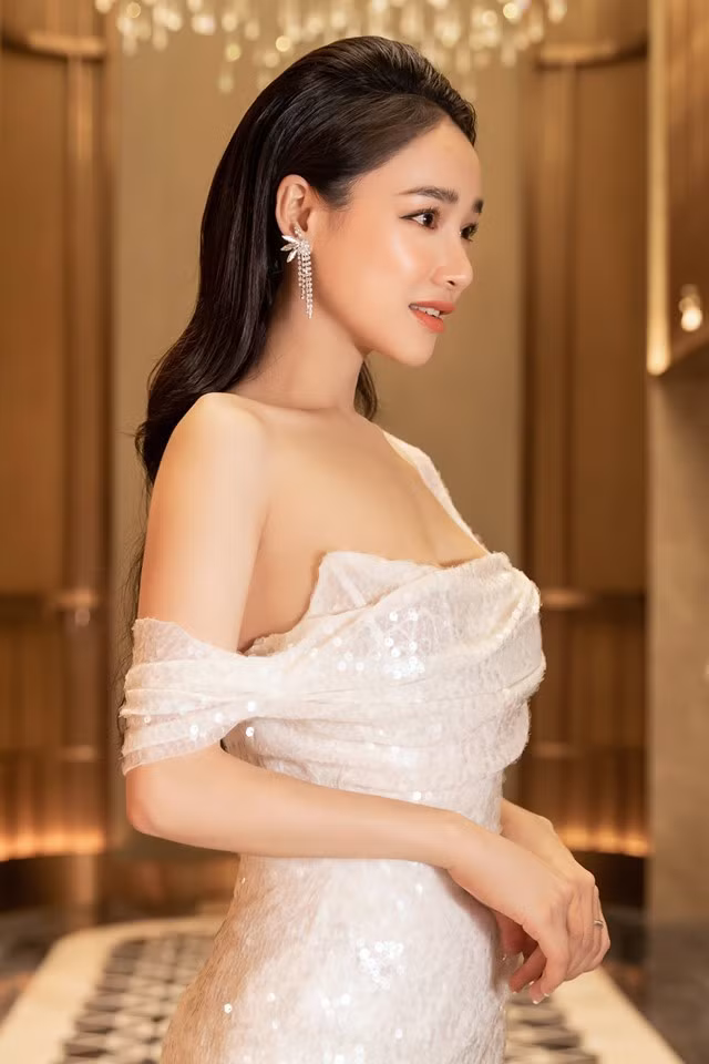 Nhã Phương sở hữu cơ bụng săn chắc, gợi cảm dù mới sinh con được 6 tháng? - Ảnh 2.