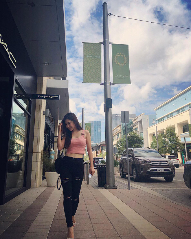 Hương Tràm lại đổi gu thời trang lạ trên đất Mỹ, đáp trả tin đồn mang thai ảnh 5 Empty