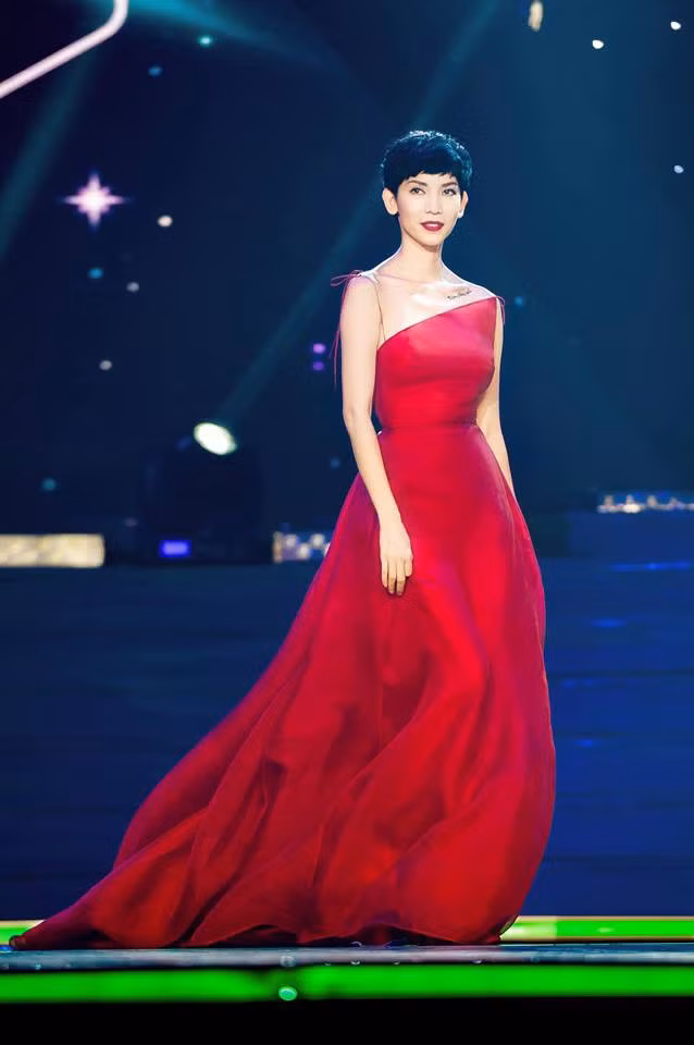 Những mỹ nhân Vbiz chứng minh “gái một con trông mòn con mắt" là có thật ảnh 20