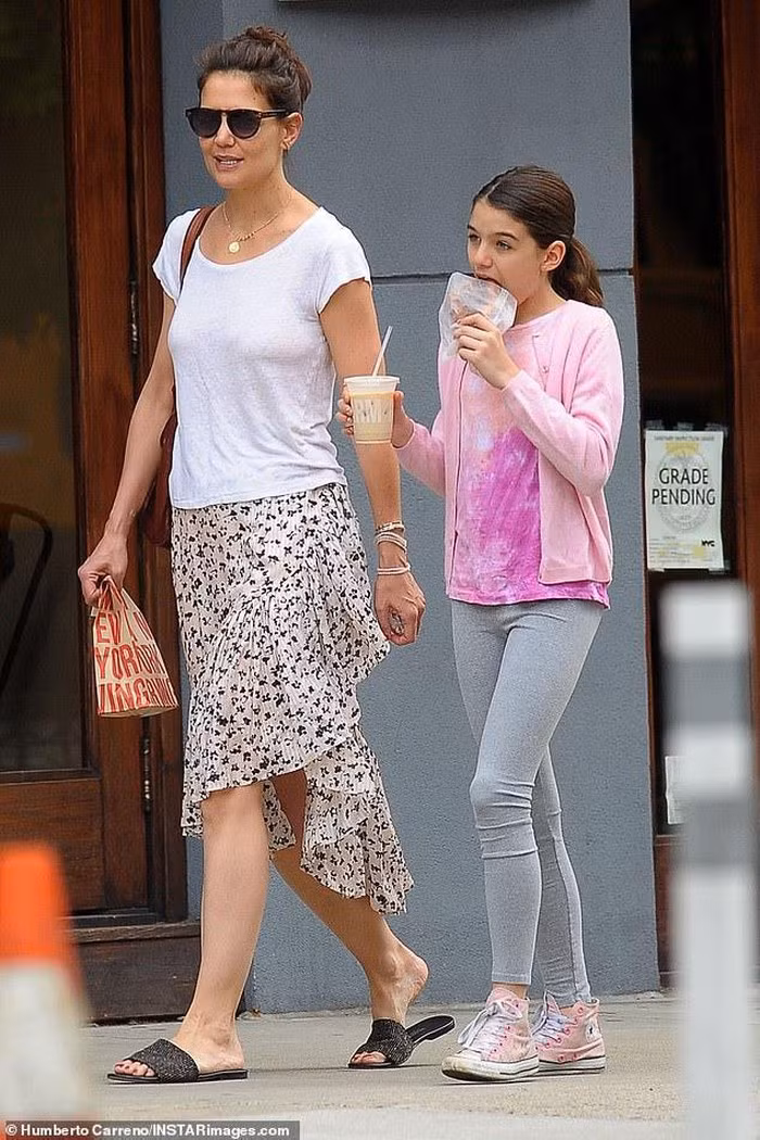 Không còn là “công chúa nhỏ” của Hollywood, Suri Cruise cao ráo, ra dáng thiếu nữ khi dạo phố ảnh 8 Không còn là “công chúa nhỏ” của Hollywood, Suri Cruise cao ráo, ra dáng thiếu nữ khi dạo phố ảnh 8