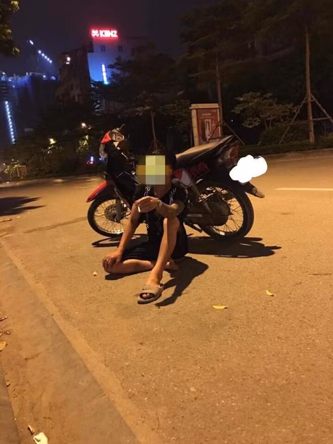 Mang trà sữa mừng sinh nhật người yêu, chàng trai thấy cảnh đau lòng, òa khóc giữa đường - Ảnh 1.