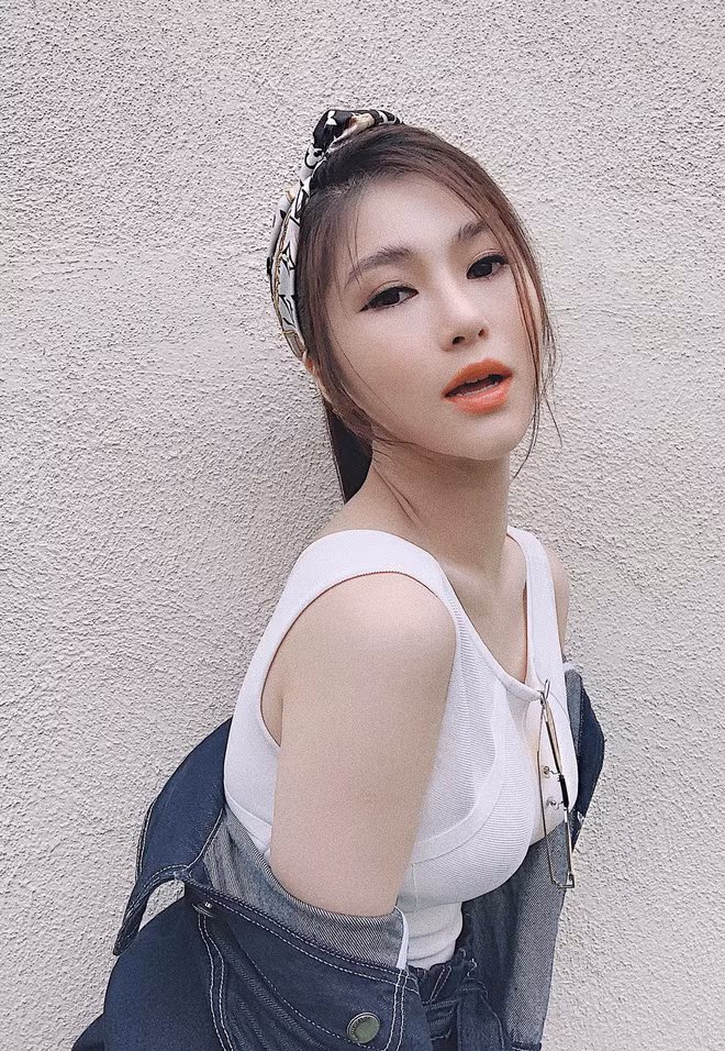 Hương Tràm lại đổi gu thời trang lạ trên đất Mỹ, đáp trả tin đồn mang thai ảnh 2 Empty