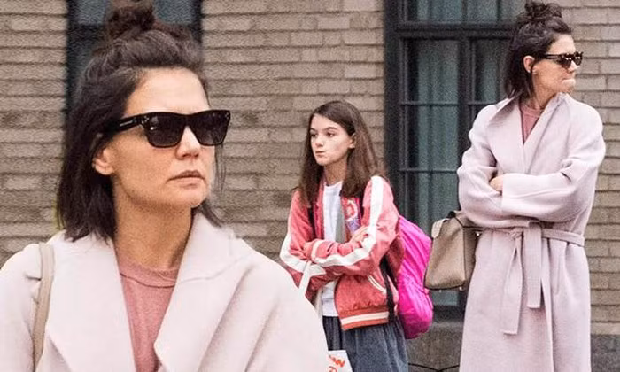 Không còn là “công chúa nhỏ” của Hollywood, Suri Cruise cao ráo, ra dáng thiếu nữ khi dạo phố ảnh 9 Không còn là “công chúa nhỏ” của Hollywood, Suri Cruise cao ráo, ra dáng thiếu nữ khi dạo phố ảnh 9