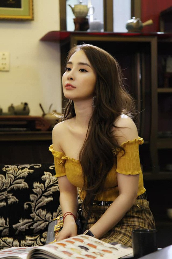 Không ngờ Nhã “tiểu tam” gợi cảm trong Về nhà đi con lại liên tục lộ khuyết điểm ngoài đời thế này ảnh 2 Nhã Tuesday trong phim dùng tài lẫn sắc phá hoại hạnh phúc người ta, vậy mà ngoài đời lại liên tục lộ khuyết điểm thế này!-3