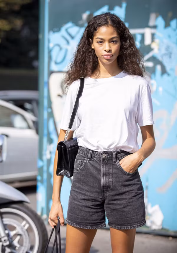 Những cách phối áo phông trắng theo mốt hot nhất 2019 ảnh 2 Những ý tưởng phối áo phông trắng theo mốt hot 2019