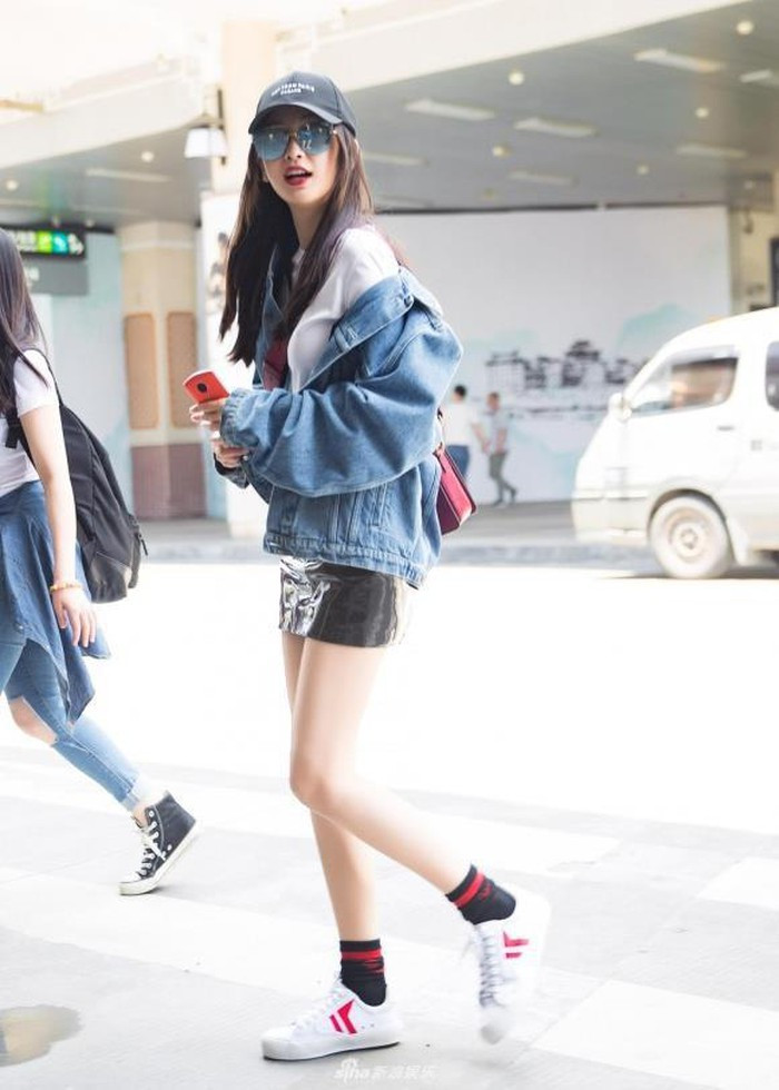 Angelababy xuất hiện đẳng cấp, ngập tràn hàng hiệu tại sân bay ảnh 9 Angelababy xuất hiện đẳng cấp, ngập tràn hàng hiệu tại sân bay ảnh 9