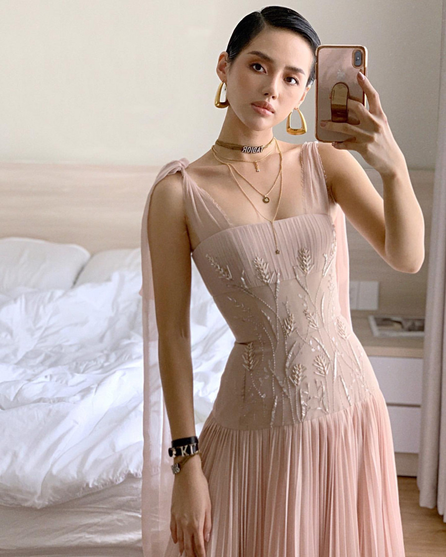 Mẫu váy này có gì hot khiến Quỳnh Nga, Hà Hồ và loạt sao Việt yêu thích? ảnh 9 Empty