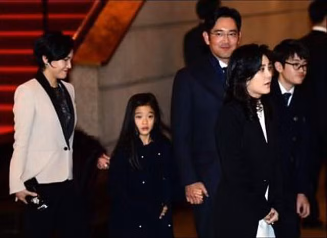 Khí chất bất phàm của “tiểu công chúa” Tập đoàn Samsung: 15 tuổi phải đi lùi mới tới vạch đích ảnh 2 khi chat bat pham cua "tieu cong chua" tap doan samsung: 15 tuoi phai di lui moi toi vach dich - 2