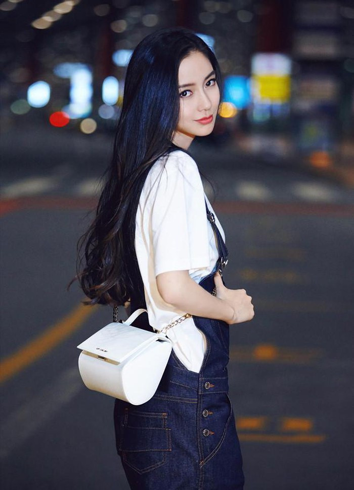 Angelababy xuất hiện đẳng cấp, ngập tràn hàng hiệu tại sân bay ảnh 1 Angelababy xuất hiện đẳng cấp, ngập tràn hàng hiệu tại sân bay ảnh 1