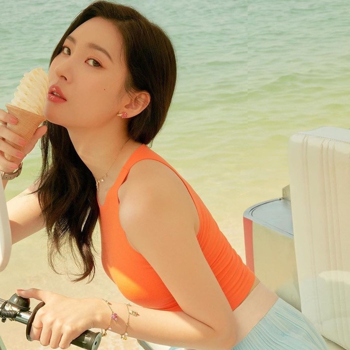 Xem Instagram của 5 mỹ nhân K-pop này để mặc đẹp mọi lúc mọi nơi ảnh 2 Chăm chỉ lướt Instagram của 5 mỹ nhân K-pop, bạn sẽ học được khối cách diện đồ hè sành điệu