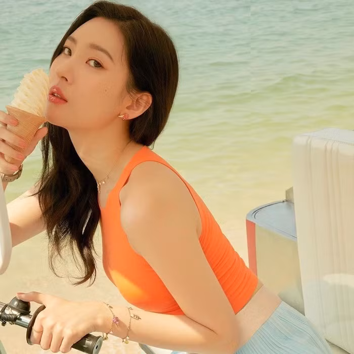 Chăm chỉ lướt Instagram của 5 mỹ nhân K-pop, bạn sẽ học được khối cách diện đồ hè sành điệu