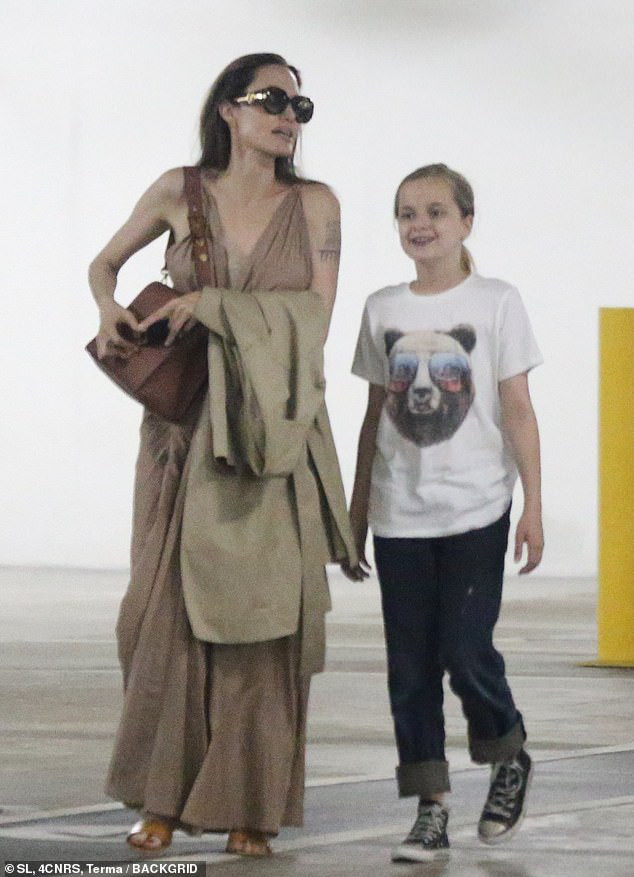angelina jolie mac dam goi cam ra pho mua sam cung hai con gai hinh 3