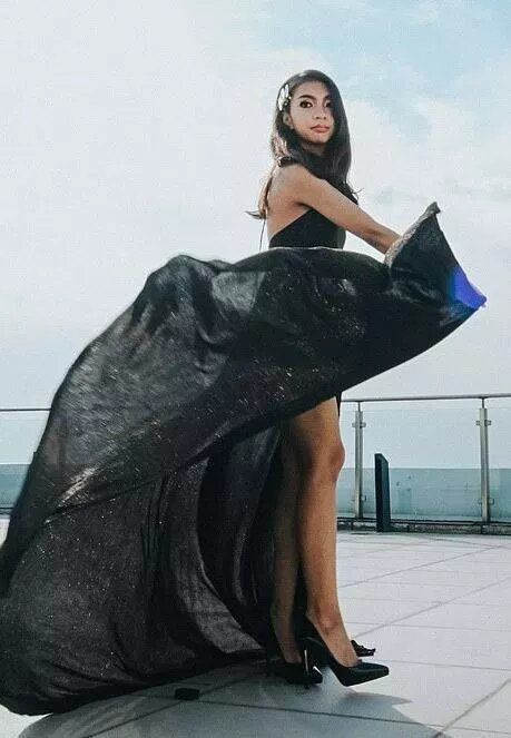 Và bộ váy “after-party” của cô nàng.