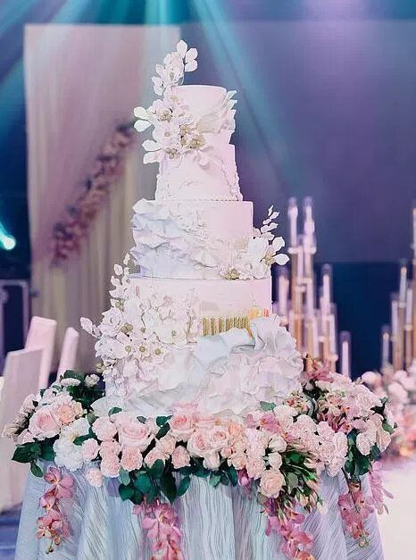 Chiếc bánh 5 tầng xa hoa.