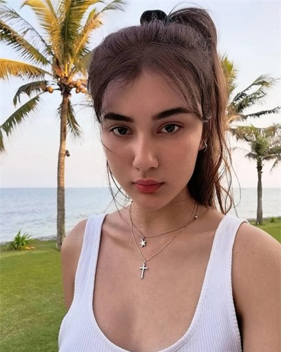 4  4 bong hong lai tuoi 18 xinh dep sexy biet nhieu thu tieng