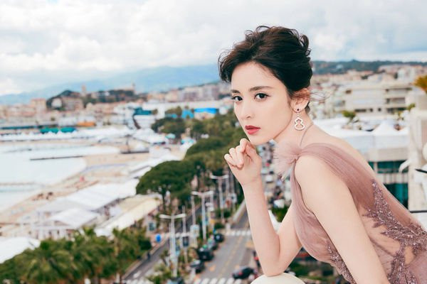 Địch Lệ Nhiệt Ba dẫn đầu top nghệ sỹ bị bàn tán tiêu cực trên Douban ảnh 3 Cổ Lực Na Trát bám sát theo sau Địch Lệ Nhiệt Ba. Hai vị trí dẫn đầu BXH không mấy vui vẻ này đều là mỹ nhân đến từ Tân Cương