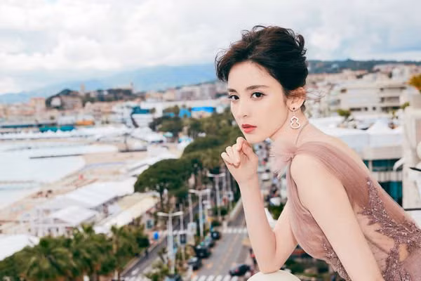 Địch Lệ Nhiệt Ba dẫn đầu top nghệ sỹ bị bàn tán tiêu cực trên Douban ảnh 3 Cổ Lực Na Trát bám sát theo sau Địch Lệ Nhiệt Ba. Hai vị trí dẫn đầu BXH không mấy vui vẻ này đều là mỹ nhân đến từ Tân Cương