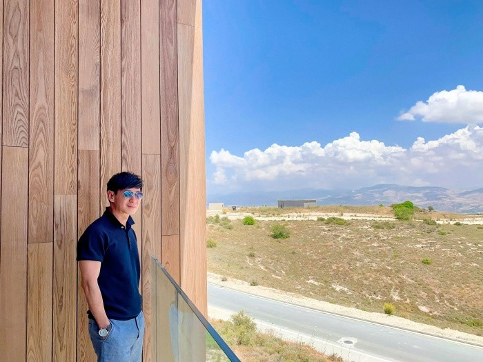 Lý Hải là một trong những nghệ sĩ mang danh hát hội chợ nhưng sở hữu khối tài sản đáng nể. Nghệ sĩ sinh năm 1968 bị gắn mác như thế là do trước khi nổi tiếng anh từng hát ở nhiều nơi, từ vũ trường, nhà hàng cho tới hội chợ... để kiếm sống. Sự nghiệp của anh cũng có những lúc thăng trầm, hai lần thất nghiệp, song không thể phủ nhận anh là một trong những nghệ sĩ thành công và có sự nghiệp phát triển đến hiện nay. Các ca sĩ mang danh hội chợ nhưng sở hữu tài sản khủng-1