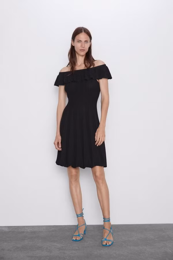 Ngoài ra, một người anh em gần của nó là váy trơn chữ A, chất liệu co giãn cũng có tác dụng tương tự.