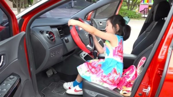 Bé gái gây xôn xao khi 6 tuổi đã mua được nhà trị giá 186 tỷ từ thu nhập hàng triệu USD mỗi tháng-2