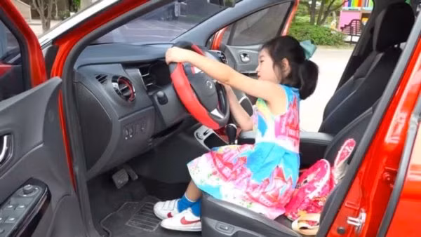 Bé gái gây xôn xao khi 6 tuổi đã mua được nhà trị giá 186 tỷ từ thu nhập hàng triệu USD mỗi tháng-2