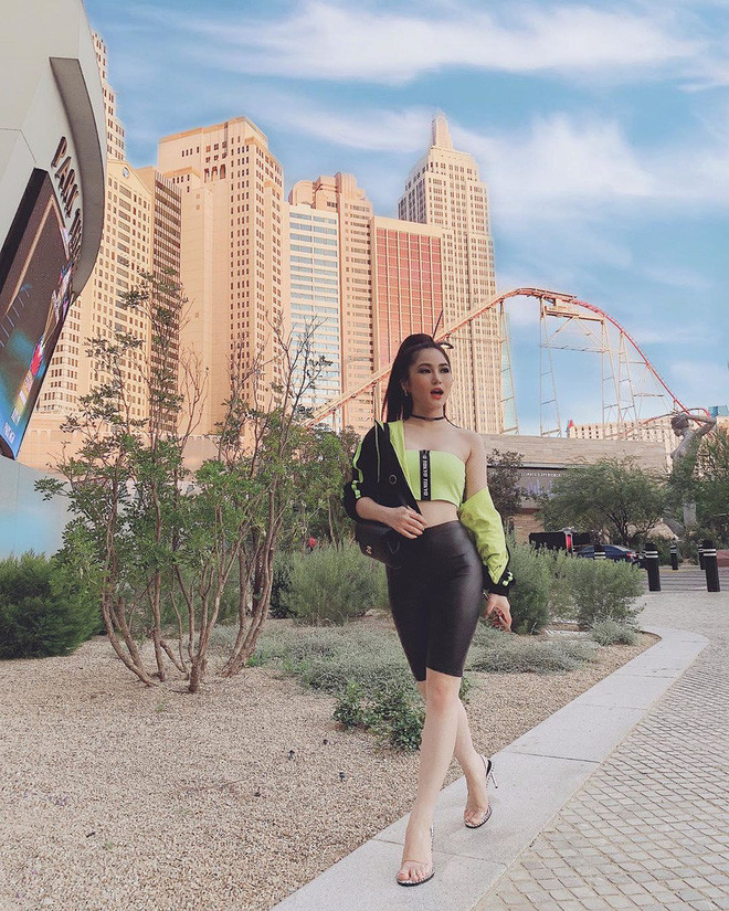 Hương Tràm lại đổi gu thời trang lạ trên đất Mỹ, đáp trả tin đồn mang thai ảnh 6 Empty