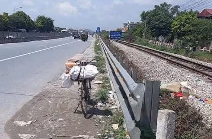 Nhặt ve chai, mẹ ca sĩ Châu Việt Cường bị tàu tông tử vong - Ảnh 1.