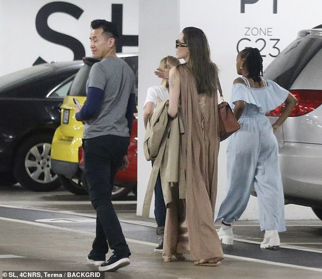 angelina jolie mac dam goi cam ra pho mua sam cung hai con gai hinh 5