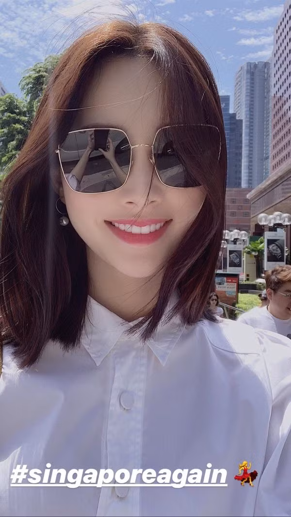 Đang vi vu du lịch bên trời Sing nhưng “Thần tiên tỉ tỉ” vẫn không quên khoe mái tóc ngắn ngang vai khiến con dân chỉ biết 