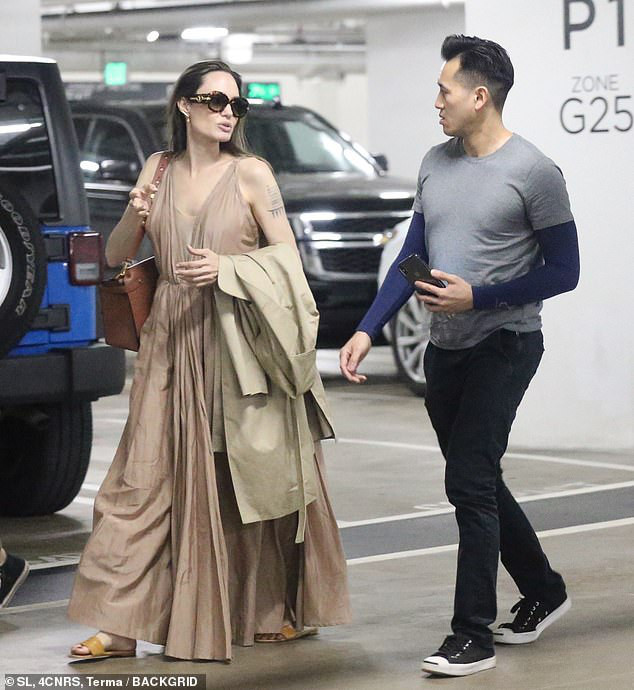 angelina jolie mac dam goi cam ra pho mua sam cung hai con gai hinh 2