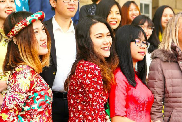 Du học sinh Việt tại Pháp mặc áo dài quảng bá văn hóa quê hương Việt Nam tại đất Pháp.