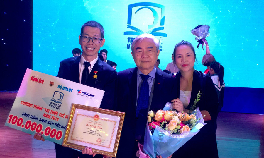 TS. Nguyễn Quân, nguyên Bộ trưởng Bộ Khoa học và Công nghệ - Thành viên Hội đồng Giám khảo chúc mừng tác giả sản phẩm Đèn học thông minh. TS. Nguyễn Quân, nguyên Bộ trưởng Bộ Khoa học và Công nghệ - Thành viên Hội đồng Giám khảo chúc mừng tác giả sản phẩm Đèn học thông minh.